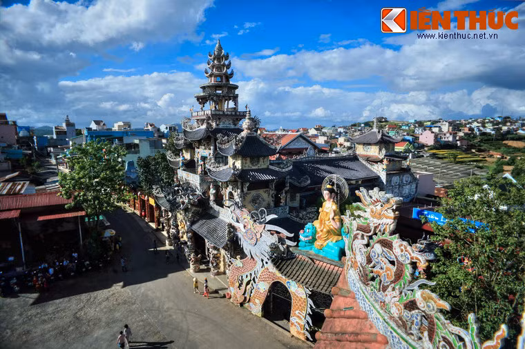 Nằm ở số 120 Tự Phước, thuộc địa bàn Trại Mát, chùa Linh Phước hay còn gọi là chùa ve chai là một công trình kiến trúc độc đáo nổi tiếng của thành phố Đà Lạt.