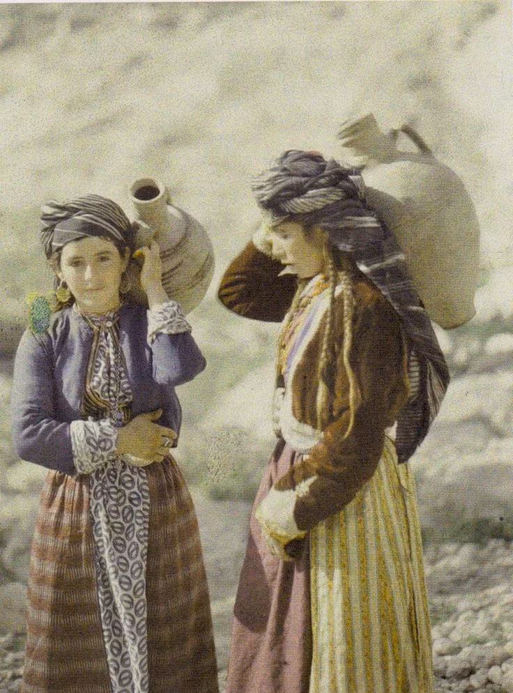 Phụ nữ người Kurd gánh nước ở Iran, 1920. Ảnh: Albert Kahn.