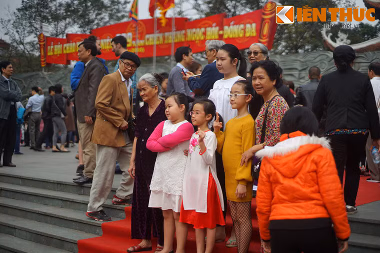 Bà cháu tranh thủ lưu lại khoảnh khắc một năm mới có một lần.