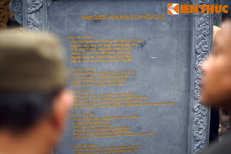 Du khách đọc lại hịch "Nam quốc anh hùng chi hữu chủ" do Hoàng đế Quang Trung truyền trước khi xuất binh đánh quân Thanh, được tạc trên bia đá trước đền.