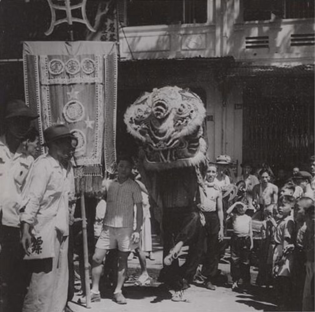 Múa lân là hoạt động đường phố đặc trưng trong ngày Tết ở Sài Gòn xưa. Ảnh tư liệu.