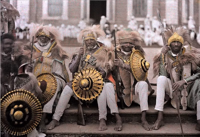 Các chiến binh Ethiopia trong trang phục truyền thống, năm 1930. Ảnh: Albert Kahn.