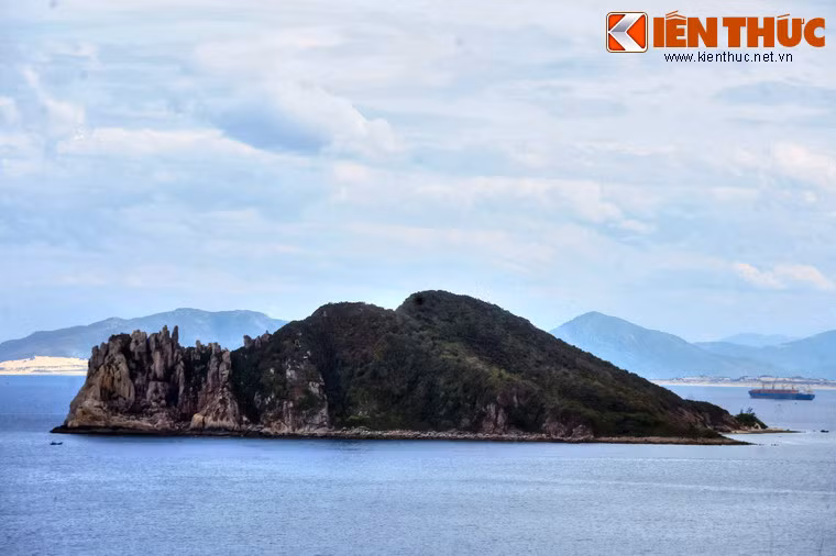 Vân Phong là vinh biển lớn nhất của tỉnh Khánh Hòa, được rất nhiều tổ chức quốc tế công nhận là vịnh biển có điều kiện trở thành một điểm đến du lịch hàng đầu châu Á và thế giới. Đây cũng là một trong 21 khu du lịch quốc gia của Việt Nam.