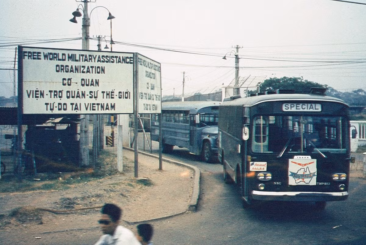 Xe buýt chuyên dụng dùng để vận chuyển nhân viên quân sự Australia ở Sài Gòn. Ảnh: Pronto.au104.org.