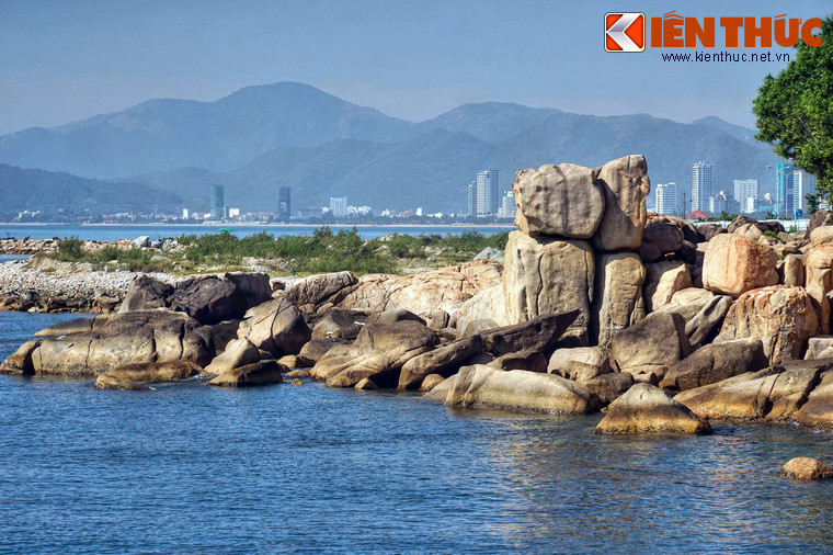 Đối diện với Hòn Chông quả một vụng biển nhỏ là Hòn Vợ. Cụm đá này gồm hai phiến đá nằm chồng lên những phiến đá lớn hơn, được ví như dáng ngồi của người vợ ngóng nhìn người chồng.