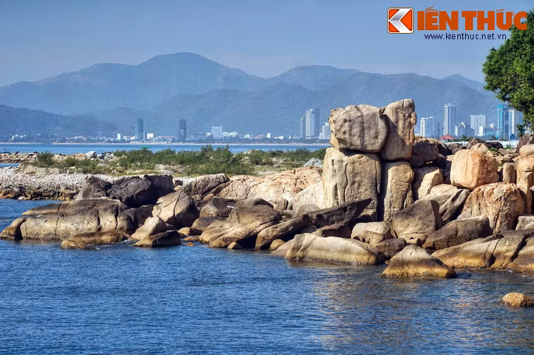 Đối diện với Hòn Chông quả một vụng biển nhỏ là Hòn Vợ. Cụm đá này gồm hai phiến đá nằm chồng lên những phiến đá lớn hơn, được ví như dáng ngồi của người vợ ngóng nhìn người chồng.