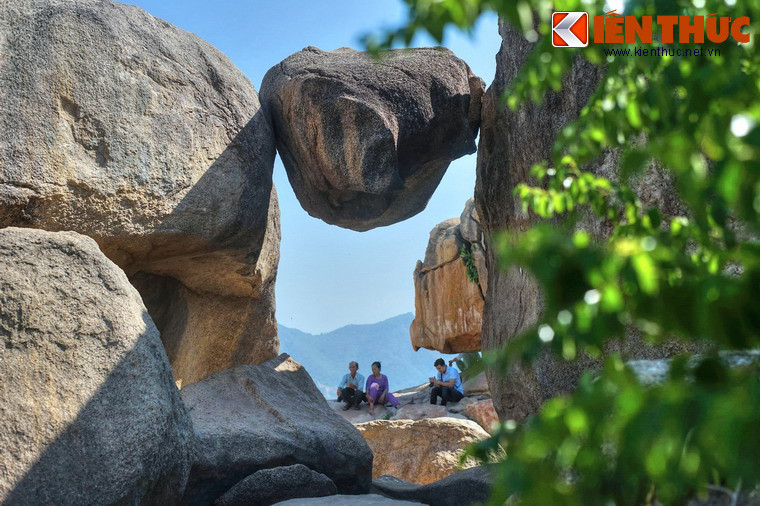 Ngoài Hòn Chồng và Hòn Vợ, bãi đá này còn một tác phẩm thiên khác tạo đặc sắc không kém. Đó là một cổng đá được tạo thành từ hai tảng đá dựng đứng, ở giữa có chẹt một hòn đá lớn trông rất ngoạn mục.