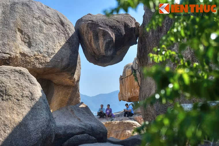 Ngoài Hòn Chồng và Hòn Vợ, bãi đá này còn một tác phẩm thiên khác tạo đặc sắc không kém. Đó là một cổng đá được tạo thành từ hai tảng đá dựng đứng, ở giữa có chẹt một hòn đá lớn trông rất ngoạn mục.