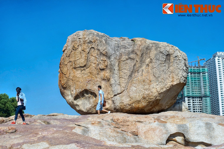 Tâm điểm của thắng cảnh Hòn Chồng là cụm đá Hòn Chồng, gồm một khối đá lớn nằm trên một tảng đá bằng phẳng và rộng như một khoảng sân. Phía mặt đá quay ra biển có một vết lõm hình bàn tay khổng lồ. Quanh hình bàn tay này có rất nhiều huyền thoại được thêu dệt.