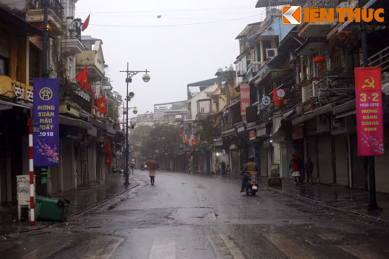 Tuyến phố Hàng Ngang - Hàng Đào ngày thường vốn chật chội, đến sáng Mồng 1 Tết bỗng trở nên... rộng thênh thang do rất ít người qua lại.