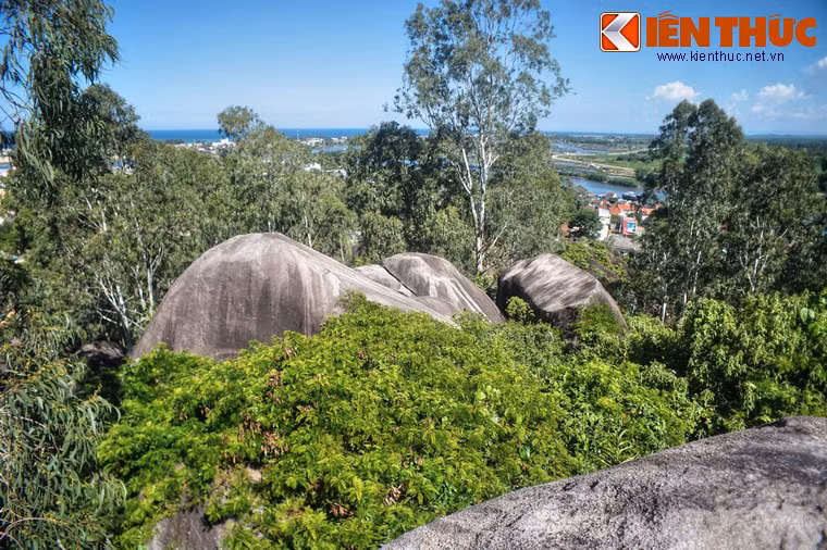 Có thể nói núi Phú Thọ và Cổ Lũy cô thôn là một cảnh đẹp hiếm thấy, hội đủ các yếu tố sông biển, núi non và làng mạc.