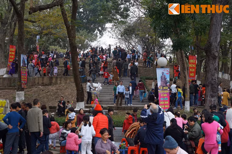 Gò Đống Đa, dấu tích lịch sử của trận đại thắng quân Thanh trở thành điểm tham quan của du khách trong ngày hội.