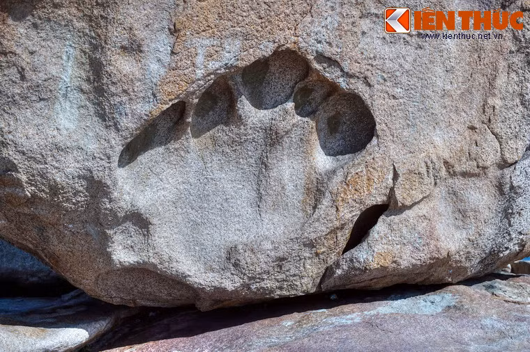 Một câu chuyện dân gian kể rằng, thuở xưa một ông khổng lồ ngồi câu cá nơi đây, có một con cá cũng khổng lồ cắn câu lôi đi, ông phải kéo lại. Một tay ông cầm cần câu, tay kia tì vào tảng đá khiến bàn tay ấn vào đá và để lại dấu như đã thấy.