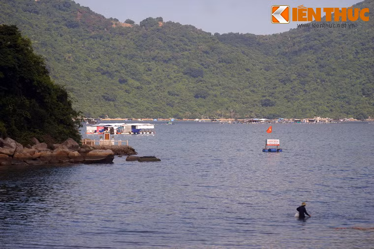 Là một vùng nước sâu nằm ở chân Đèo Cả, Vũng Rô có điều kiện rất thuận lợi để làm một bến đỗ trên tuyến đường mòn Hồ Chí Minh trên biển. Để thực hiện nhiệm vụ này, lực lượng cách mạng địa phương đã huy động dân công làm một cầu tàu dài 20 m, có thể tháo lắp nhanh. Ảnh: Khu vực bến tàu Không số ở Vũng Rô.