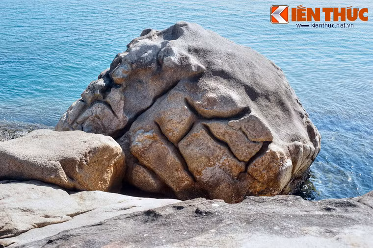 Theo các nhà nghiên cứu, sự kỳ thú của địa mạo ở nơi đây được tạo nên do sự xâm thực của thủy triều lên ngọn đồi La San.