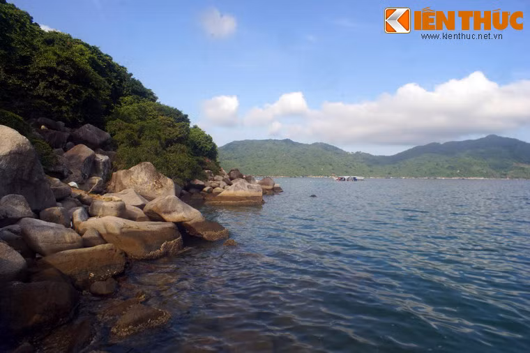 Vì khối lượng hàng quá lớn, bốc dỡ gần hết hàng thì trời đã sáng, neo tàu lại hỏng nên các chiến sĩ phải cho tàu ở lại trong ngày và ngụy trang kỹ bằng cây lá. Ảnh: Khu vực vách đá nơi tàu 143 neo lại.