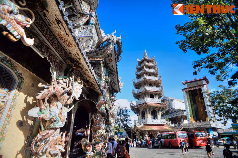 Cách chính điện không xa là tòa Linh Tháp 7 tầng, cao hơn 37 m,