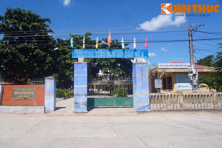 Tại tòa thành cổ này, vào ngày 01/5/1904, đồng chí Trần Phú đã được thân mẫu là bà Hoàng Thị Cát hạ sinh. Ông là con thứ 7 trong gia đình. Ảnh: Trường tiểu học An Dân số 2 nằm trong thành An Thổ.