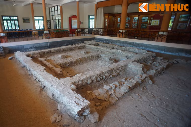 Giữa tầng một của khu nhà là phần nền móng của của công trình xưa. Tại đây, một phần lịch sử được tái hiện qua những hiện vật gắn liền với quá trình xây dựng, phát triển của thành An Thổ.