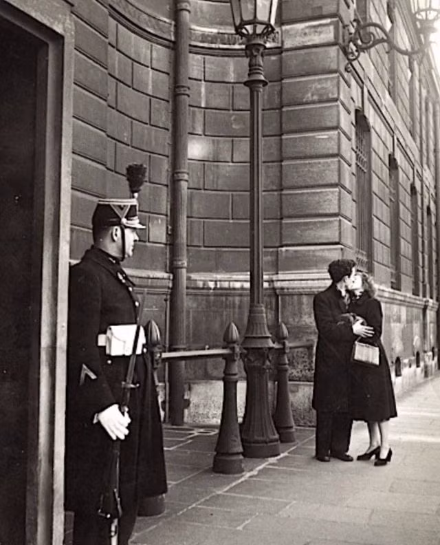 Người lính gác nhìn một cặp đôi hôn nhau, Paris năm 1950. Ảnh: Robert Doisneau.
