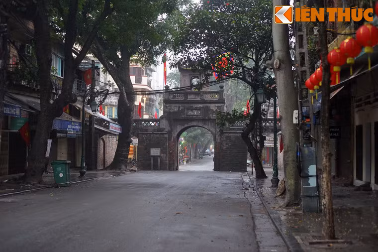Cửa Ô Quang Chưởng trầm mặc trong cái lạnh và sự vắng vẻ của sáng Mồng 1.