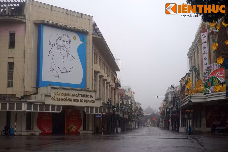 Phố Tràng Tiền từ đầu đến cuối hầu như không thấy bóng người.