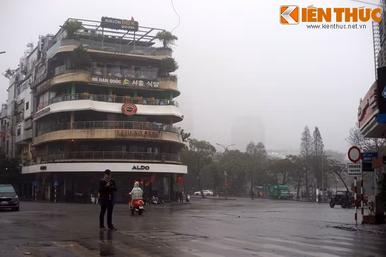 Ngã Năm bờ hồ lác đác người qua lại.