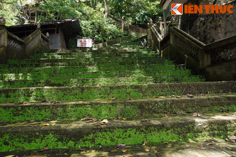 Đường lên nhiều ngôi chùa ở khu di tích - danh thắng Hương Sơn chìm trong sự vắng lặng.