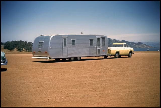 Một chiếc xe moóc trang bị đầy đủ tiện nghi như một ngôi nhà ở San Francisco, California, tháng 6/1959. Ảnh:Bousquairol's Gallery.