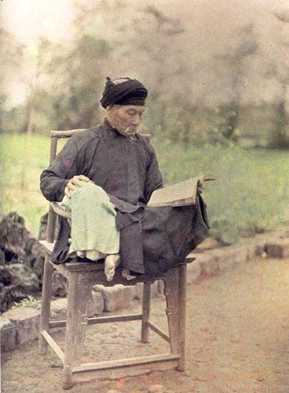 Nhà nho ngồi đọc sách gần Hà Nội, 1915. Ảnh: Léon Busy.