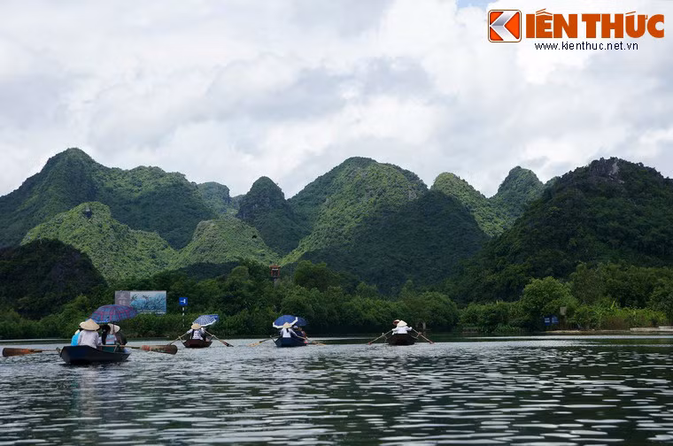 Lác đác những con thuyền chở khách đi thăm thú danh thắng Hương Sơn thay cho cảnh những đoàn thuyền nối đuôi nhau rồng rắn mùa lễ hội.