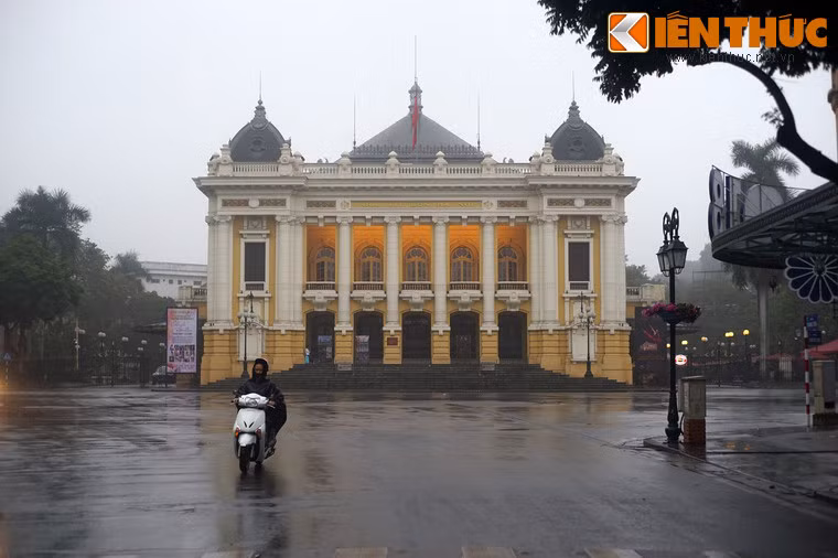 Cách bờ hồ không xa, Quảng trường Cách mạng Tháng Tám vắng hoe.