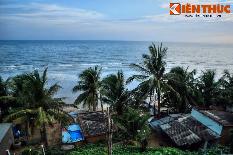 Kéo dài từ mũi Né tới mũi Kê Gà, vịnh Phan Thiết là nguồn kinh tế chủ đạo của Bình Thuận về du lịch và đánh bắt hải sản. Những điểm đến không thể bỏ qua dọc bờ vịnh này là khu du lịch Mũi Né, mũi Kê Gà, tháp Chăm Phố Hài…