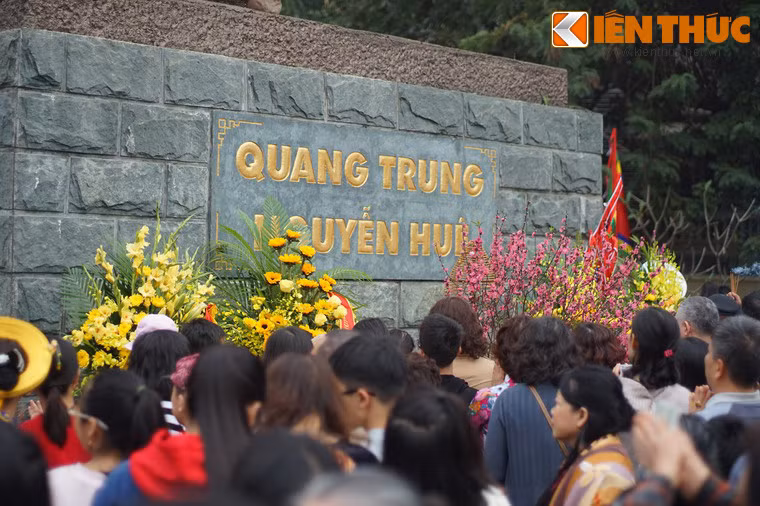 Khu vực chân tượng đài chật kín người dâng dương.