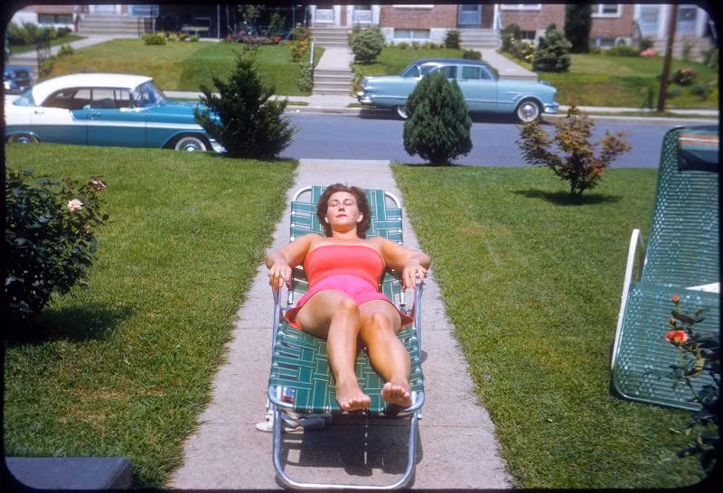 Một phụ nữ Mỹ tắm nắm trước sân nhà. Ảnh: Bousquairol's Gallery.