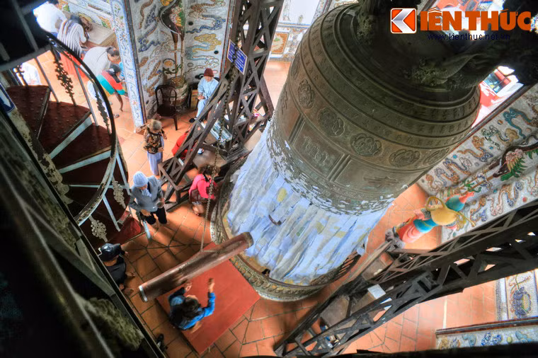 Trong lòng tháp treo Đại Hồng Chung cao 4,3 m, miệng chuông rộng 2,33 m, nặng 8.500 kg, được đúc vào năm 1999.