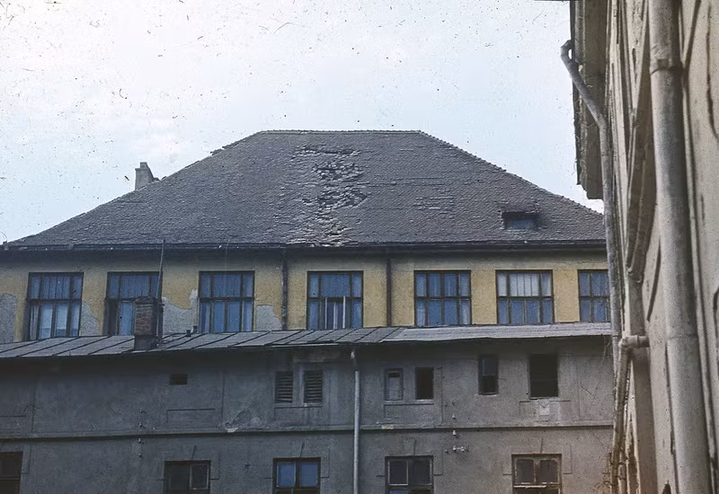 Ở bên ngoài Romania, thị trấn Svistov của Bulgaria bị ảnh hưởng nặng nề với ba toà nhà lớn sụp đổ làm hơn 100 người thiệt mạng. Ảnh: In Your Pocket.