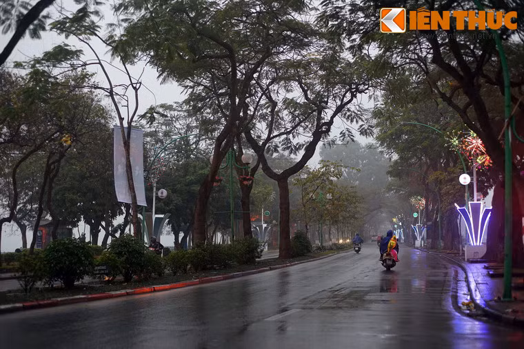 Đường Thanh Niên - con đường lãng mạn nhất Hà Nội - là điểm đến của rất nhiều người vào đêm Giao thừa. Đến sáng Mồng 1, con đường này trở nên trống trải lạ thường.