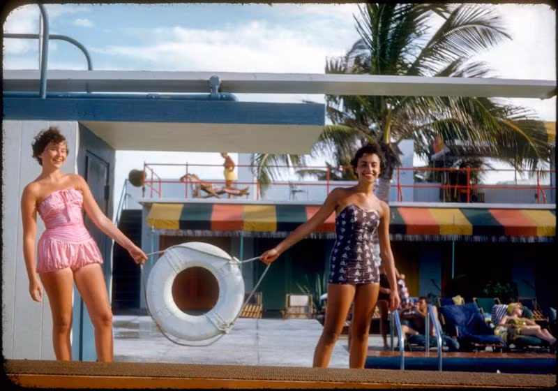 Hai phụ nữ tại bể bơi khách sạn Surfcomber, bãi biển Miami, Florida năm 1953. Ảnh: Bousquairol's Gallery.