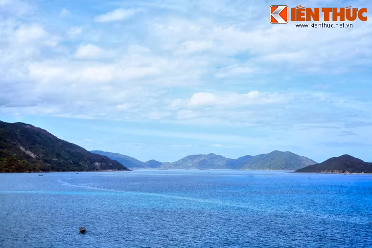 Vịnh Nha Phu nằm ở phía Bắc thành phố Nha Trang, là nơi hội đủ đặc điểm của một vùng sinh thái độc đáo, quý hiếm với núi rừng, sông suối và biển đảo. Vịnh biển này cũng nổi danh là vùng cá tôm trù phú, nơi cung cấp lượng lớn thủy hải sản cho tỉnh nhà và một số vùng lân cận.