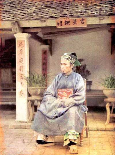 Một vị quan địa phương trong triều phục thường, 1916. Ảnh: Léon Busy.