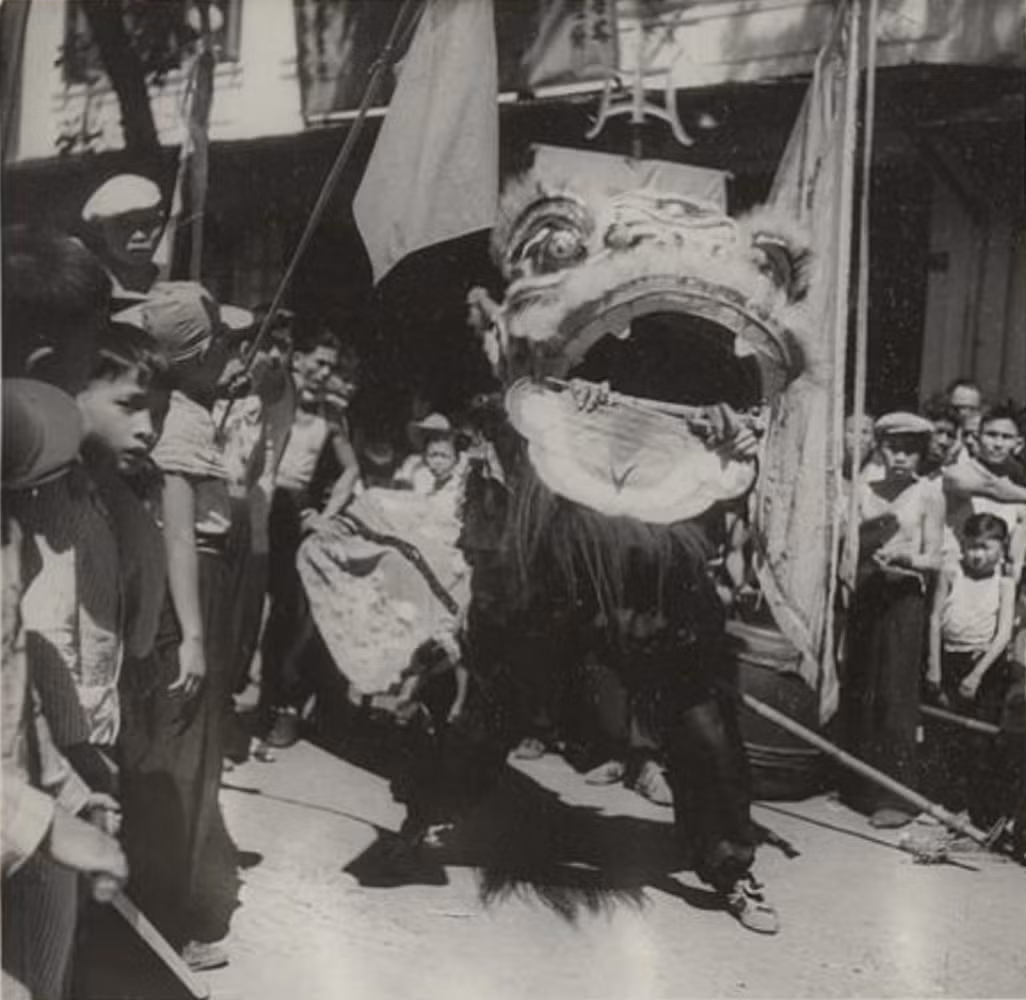 Trẻ em Sài Gòn thích thú xem múa lân ngày Tết. Ảnh tư liệu.