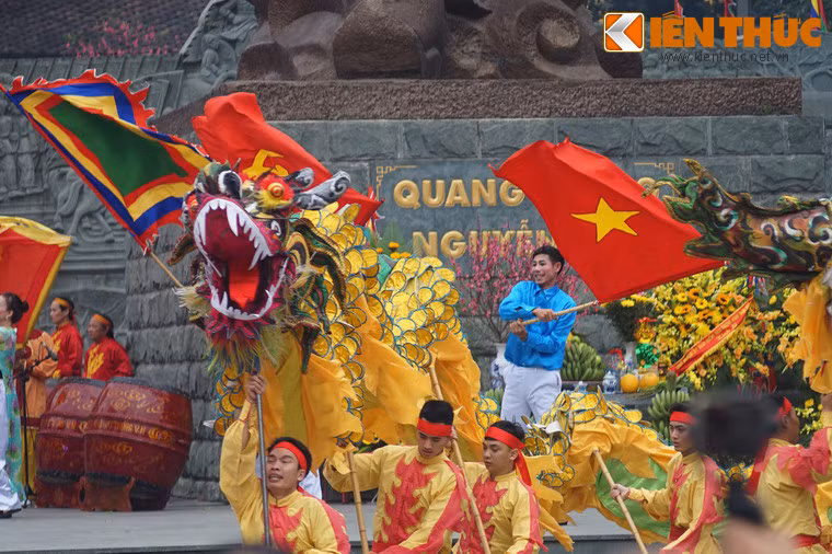 Buổi diễn tái hiện lại bức tranh sự nghiệp của anh hùng dân tộc Quang Trung - Nguyễn Huệ từ buổi đầu dựng cờ dấy nghĩa cho đến khi lên ngôi Hoàng đế và đánh tan 29 vạn quân thanh xâm lược.