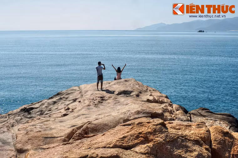 Với vẻ đẹp trời phú, từ lâu nay thắng cảnh Hòn Chồng đã trở thành điểm đến không thể bỏ qua của du khách ở thành phố biển Nha Trang.