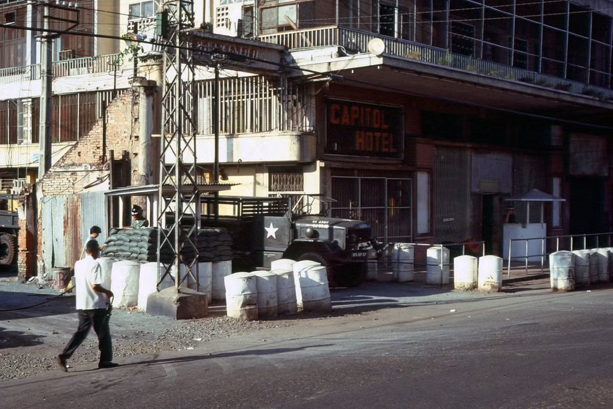 Bên ngoài cư xá Capitol của lính Mỹ trên đường Trần Hưng Đạo. Ảnh: Pronto.au104.org.