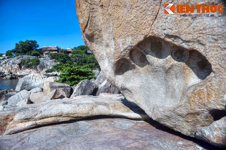 Phía mặt đá quay ra biển có một vết lõm hình bàn tay khổng lồ. Quanh hình bàn tay này có rất nhiều huyền thoại được thêu dệt.