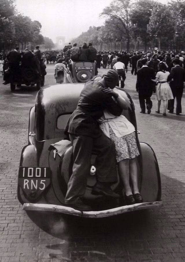 Nụ hôn trên đường phố Paris sau khi thành phố được giải phóng khỏi Phát xít Đức, tháng 8/1944. Ảnh: Robert Doisneau.