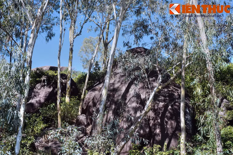 Vào thời xa xưa, núi Phú Thọ từng tồn tại các tòa thành cổ của người Chăm như thành Hòn Yàng, thành Bàn Cờ... nhằm trấn giữ vùng cửa biển trọng yếu.