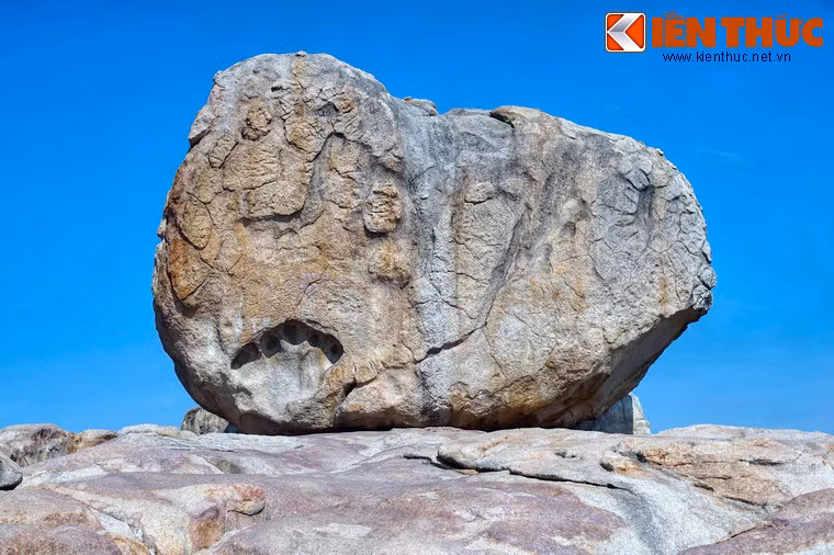 Theo một truyền thuyết khác, xưa có một người khổng lồ đến xứ này ngoạn cảnh, gặp bầy tiên nữ đang tắm khiến ông dừng lại say sưa ngắm. Vô tình trượt chân ngã, ông vội bám tay vào núi khiến sườn núi sụp đổ, đá văng xuống để lại vết tay hằn lên.