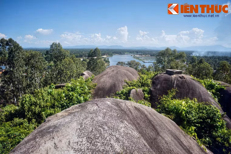 Trong quần thể danh thắng này, núi Phú Thọ (còn có tên núi Đá, núi Thạch Sơn) cao chừng 60m so với mực nước biển, án ngữ cửa Đại - cửa biển quan trọng bậc nhất tỉnh Quảng Ngãi - như một đồn lũy thiên nhiên.